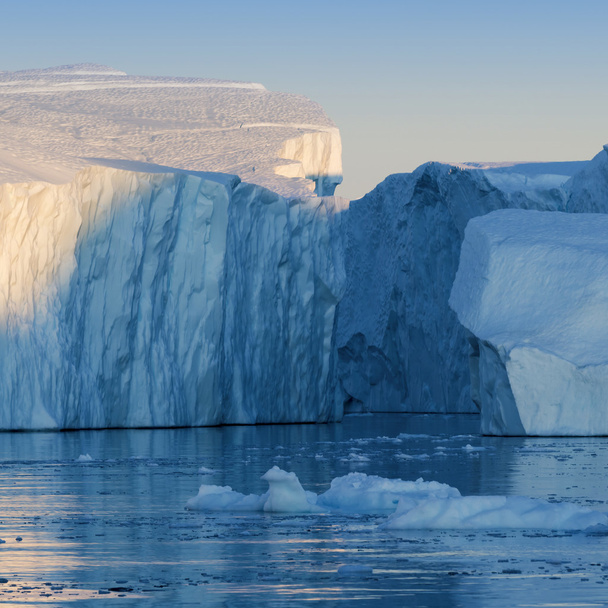 Natur und Landschaften der Antarktis. Reisen Sie auf dem wissenschaftlichen Schiff zwischen Eis. Untersuchung eines Phänomens der globalen Erwärmung. Eis und Eisberge in ungewöhnlichen Formen und Farben. - Foto, Bild