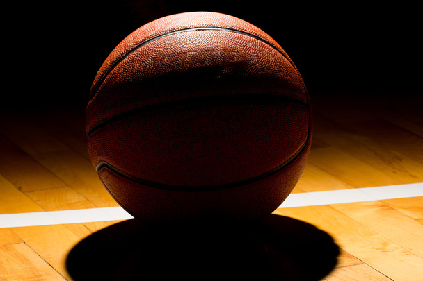 Basket su campo sfondo nero con effetto luce
 - Foto, immagini