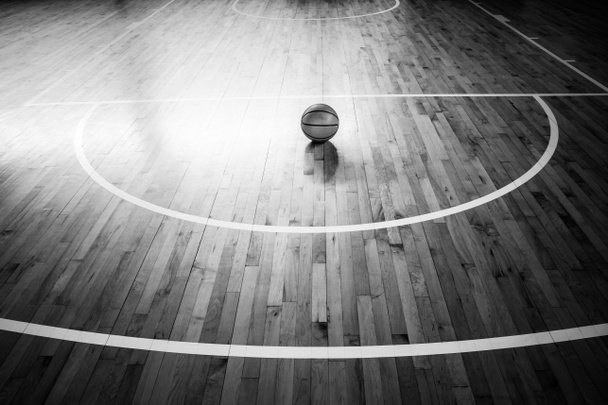 Piłkę do koszykówki na podłodze w sali gimnastycznej - Zdjęcie, obraz