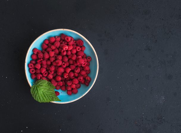 Fresh garden raspberries in blue - Foto, Imagen