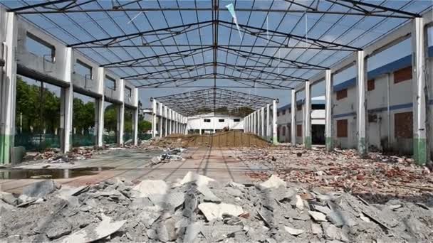 Abriss eines alten Fabrikgebäudes mit einem Bagger im Hintergrund - Filmmaterial, Video