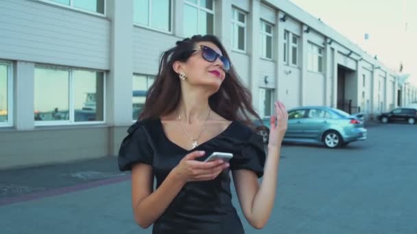 hermosa bisinesswoman utiliza un teléfono inteligente en el puerto de cámara lenta
 - Imágenes, Vídeo