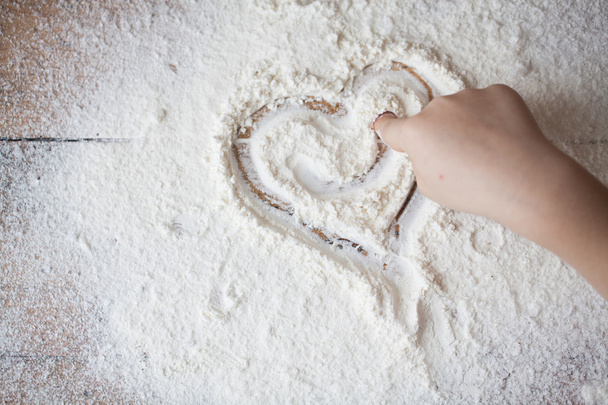 Coeur de farine sur bureau en bois peint par un enfant
 - Photo, image