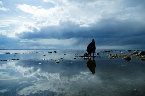 дівчина на скелястому березі
 - Фото, зображення