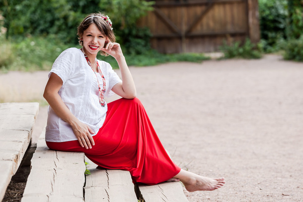 ウクライナの妊婦で伝統的な刺繍シャツ - 写真・画像