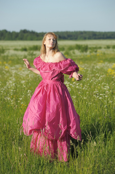Young woman in an retro dress in the field - Foto, afbeelding