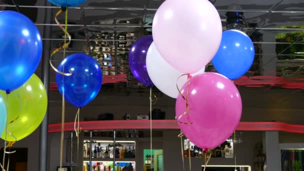 Helium balónky visí od stropu v café oslava narozenin - Záběry, video