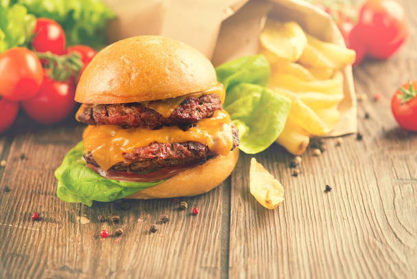 Dupla cheesburger sült krumplival - Fotó, kép