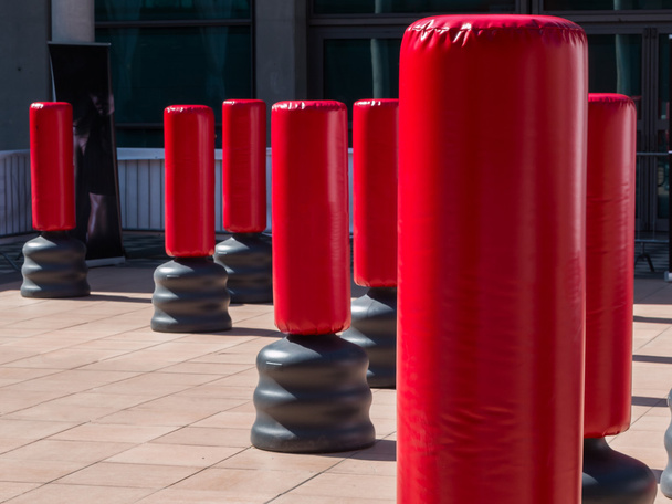 Grupo de saco de perfuração vermelho para kickboxing e exercício de fitness
 - Foto, Imagem