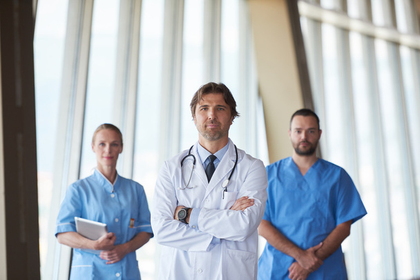 Skupina zdravotnický personál v nemocnici, pohledný doktor vpředu - Fotografie, Obrázek