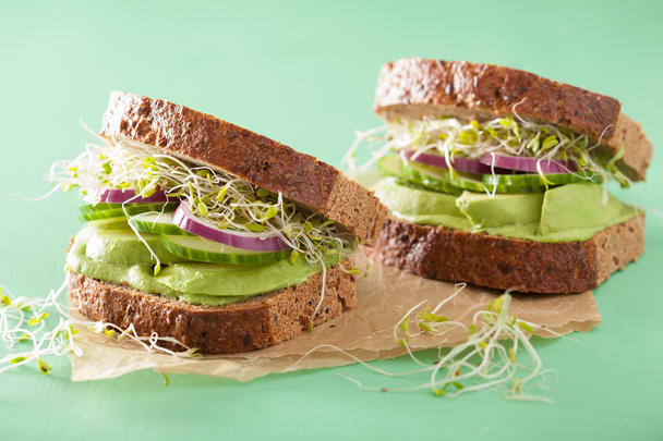 zdravé avokádo sendvič s okurkou vojtěška klíčky, cibule - Fotografie, Obrázek