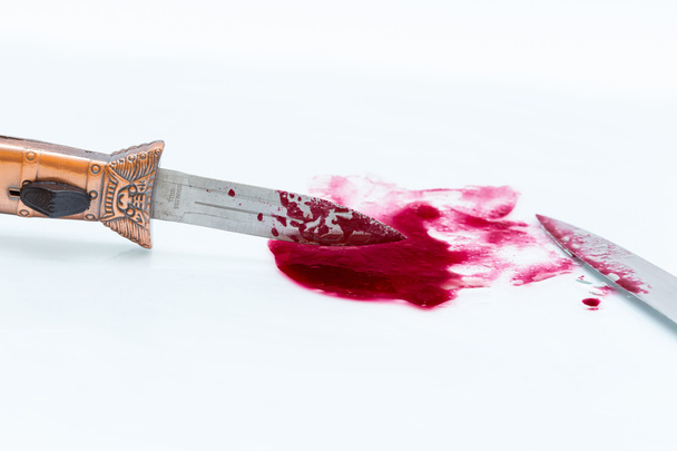 Nože. Nůž zavírací nůž s krví - Fotografie, Obrázek