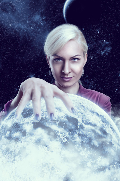 Mujer sosteniendo planeta
 - Foto, imagen