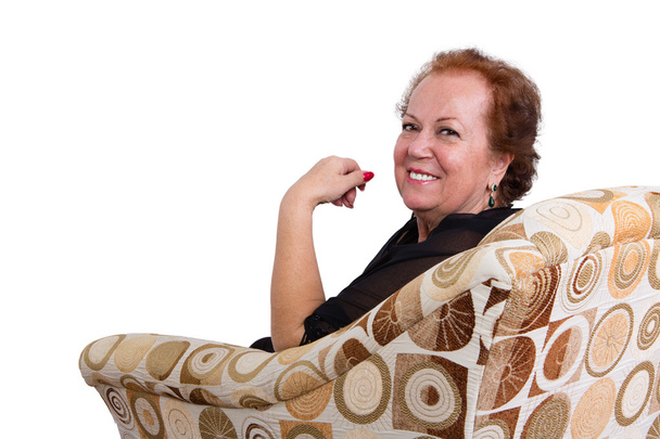 Sorridente donna anziana seduta sul divano
 - Foto, immagini