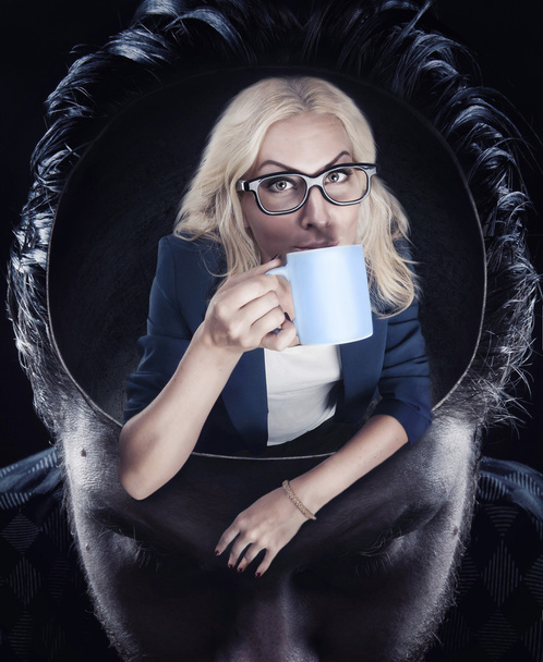 Kobieta pijąca kawę - Zdjęcie, obraz