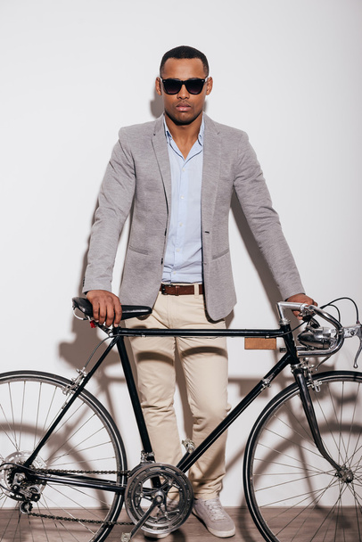 African man standing near  bicycle - Foto, afbeelding