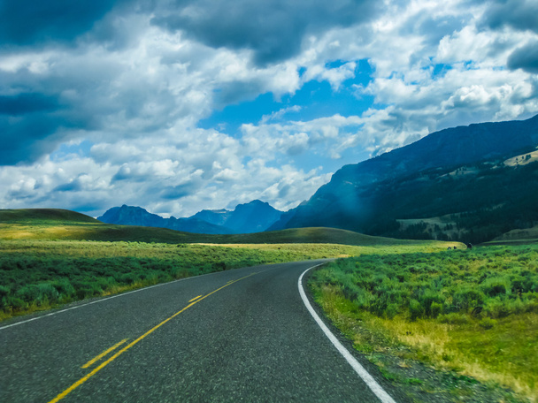 Yellowstone mountain road - Фото, зображення