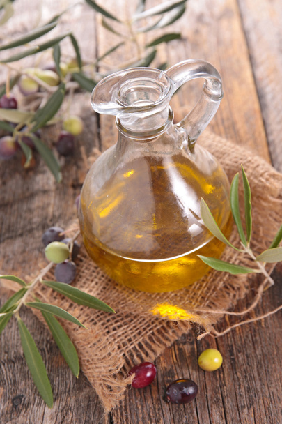 Olivenöl in der Flasche - Foto, Bild