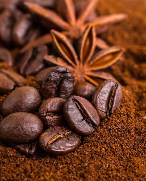 Μεγέθυνση του κόκκους καφέ στο σωρό του καβουρδισμένου καφέ. Κόκκους καφέ - Φωτογραφία, εικόνα