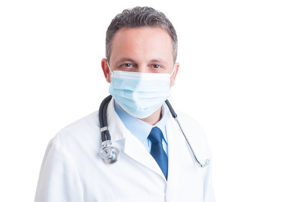 Potrait de guapo doctor usando máscara protectora quirúrgica
 - Foto, imagen