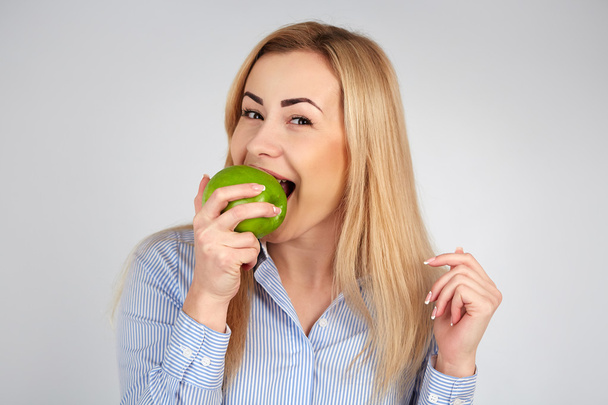 Здорова дівчина в різноманітних емоціях, з зеленим яблуком
 - Фото, зображення