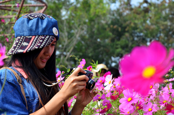 Menschen reisen und Portrait im Kosmos Blumen Feld von jim thomps - Foto, Bild