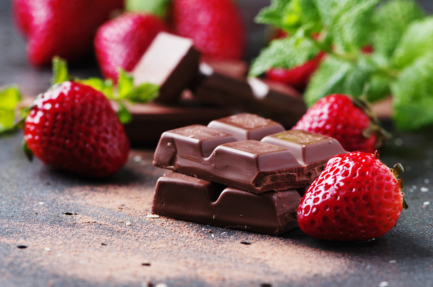 Chocolate with mint and strawberries - Foto, Imagem