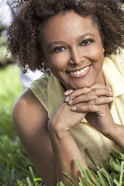 Happy African American Woman Smiling Outside - Zdjęcie, obraz