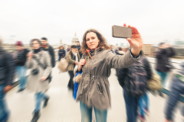 Hermosa mujer tomando una selfie en Londres
 - Foto, imagen