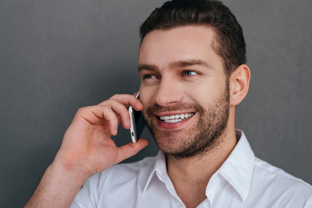 Handsome man talking on the mobile phone - Foto, afbeelding