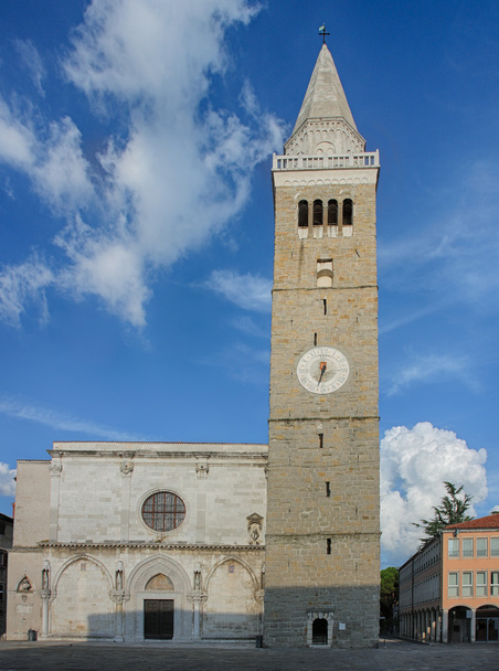 Oude Romaanse stad toren, 13 th Century in Koper in Sloveni - Foto, afbeelding