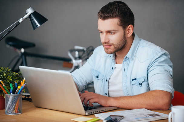 man working on laptop  in office - Foto, immagini