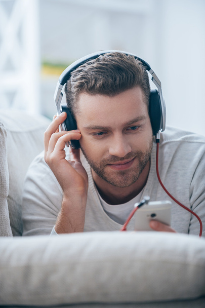 man in headphones listening to the music - Foto, afbeelding