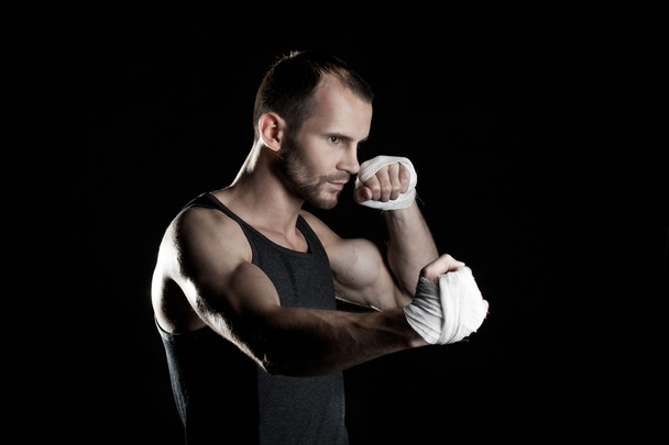 hombre musculoso, hora boxeador, fondo negro, horizontalmente
 - Foto, Imagen