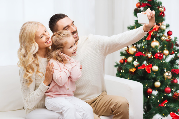 family taking selfie with smartphone at christmas - Zdjęcie, obraz