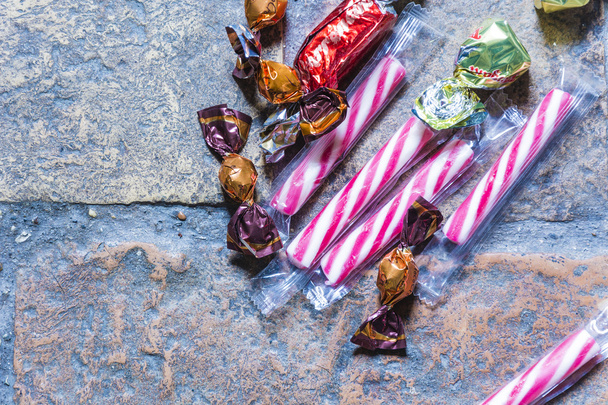 Caramelos en una llanura áspera
 - Foto, Imagen