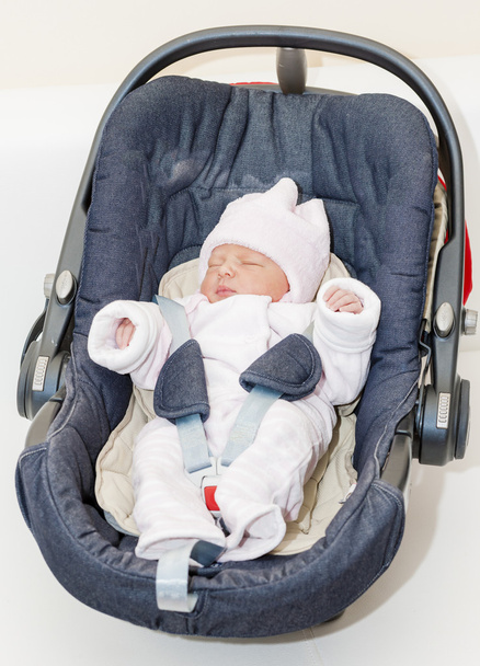nouveau-né bébé fille dans un siège d'auto
 - Photo, image