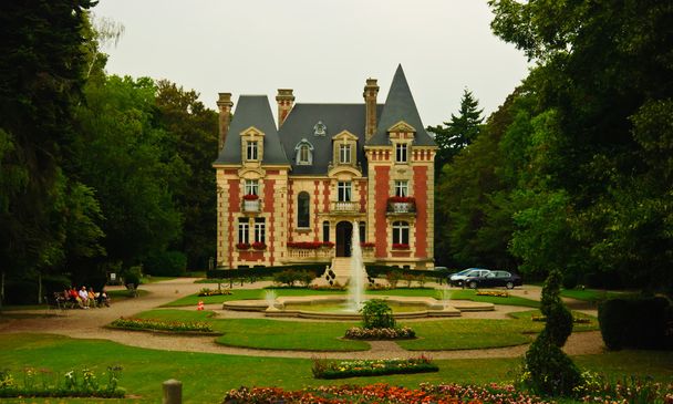 Original palacio de estilo arquitectónico normando en Livarot, Normandía, Francia
 - Foto, Imagen