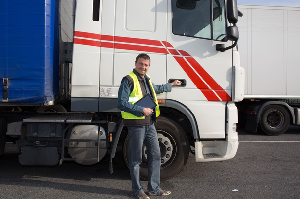 Logistics - υπερήφανοι οδηγός με υπολογιστή tablet, μπροστά σε φορτηγά . - Φωτογραφία, εικόνα