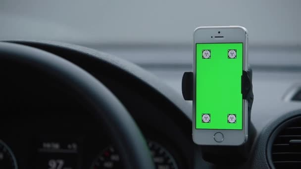 Zielony ekran telefonu w samochodzie podczas jazdy - Materiał filmowy, wideo