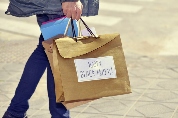 άνθρωπος με μια τσάντα με το κείμενο ευτυχισμένη μαύρη Παρασκευή - Φωτογραφία, εικόνα