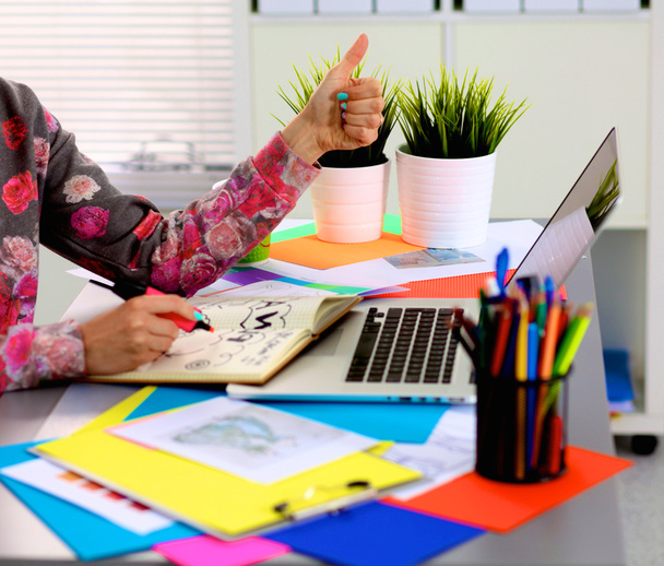 jovem designer trabalhando em sua mesa com um computador
 - Foto, Imagem