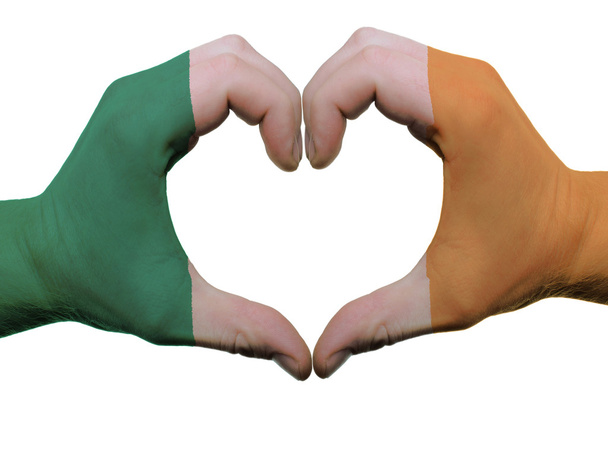 Szíve és a szeretet gesztusa Írország lobogója színben kezében elszigetelt - Fotó, kép