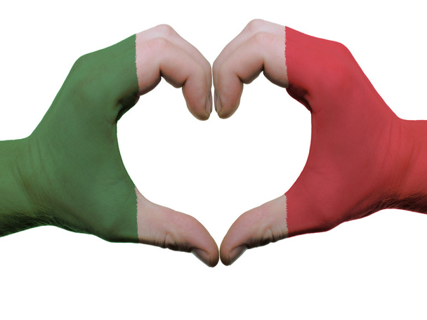καρδιά και αγάπη χειρονομία σε Ιταλία σημαία χρώματα από τα χέρια που απομονώνονται σε - Φωτογραφία, εικόνα