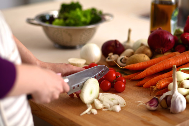 Cocina las manos preparando ensalada de verduras - tiro de cerca
 - Foto, Imagen