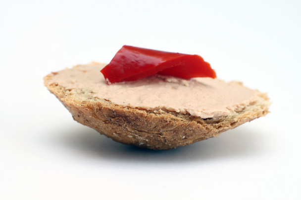Кусочек жареного хлеба и печеночный паштет
 - Фото, изображение