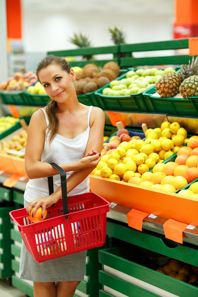 Giovane donna che fa shopping in un supermercato nel dipartimento della frutta
 - Foto, immagini