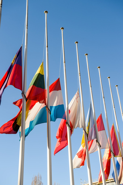 Приспущені Круглі прапори всіх країн Європейського Союзу після Парижа - Фото, зображення