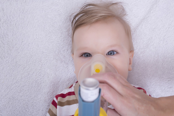 Infantile avec inhalateur d'asthme
 - Photo, image