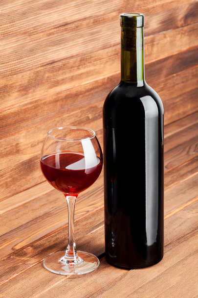 Μπουκάλι κόκκινο κρασί και το γεμάτο ποτήρι - Φωτογραφία, εικόνα